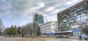 Опять за свое: в центре Запорожья мужчина, покусавший копов, снова перекрыл проезд