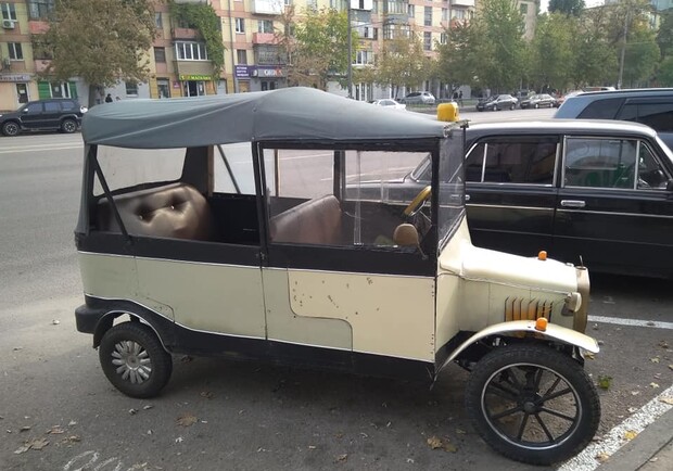 В Днепре на левом берегу увидели необычную машину / фото: fb Владимир Катриченко 