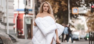 Прохожие недоумевали: учительница прошлась по городу в одном одеяле (фото)