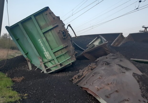 Под Днепром 14 вагонов грузового поезда сошли с рельсов - фото: fb Полиция Днепропетровской области