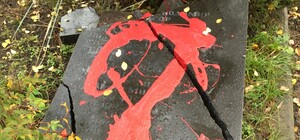 Крушить не строить: вандалы разрушили мемориал ОУН в Бабьем Яру