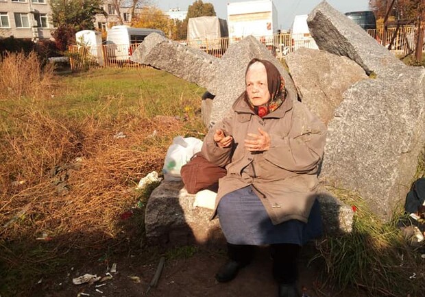 Бабушка, которая осталась без дома - фото: fb Елены Самай