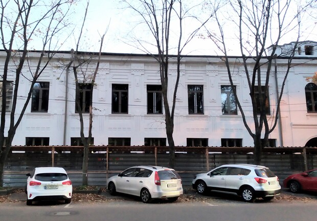 В Днепре "побелело" здание бывшей Губернской земской управы - фото: fb Никиты Реутова