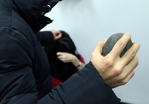 Женщина с большим камнем напала на людей (видео) - фото: sputnik.kg
