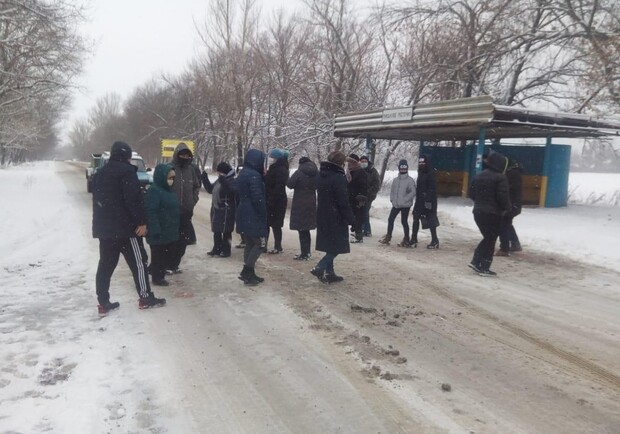 Жители Купянска перекрыли дорогу. Фото: полиция Харьковской области
