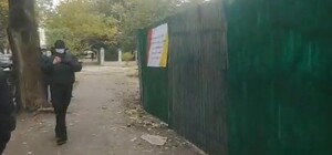 В Одессе возле парка Победы оградили жилой дом и спиливают деревья: что происходит 