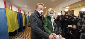 Cам голосую і вас запрошую: Андрій Садовий прийшов на виборчу дільницю з дружиною та тещею