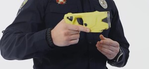 Обезвредит без вреда: начальник Патрульной полиции продемонстрировал действие новых электрошокеров