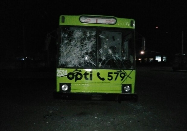 Побили стекла: в Днепре подростки забросали троллейбусы камнями (фото) - фото Владимир Сусленков