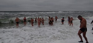 Холод не помеха: одесситы массово искупались в Черном море