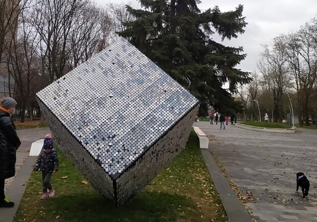Отодрали пайетки: в парке Писаржевского изуродовали новые кубы - фото fb Liliia Bohacheva