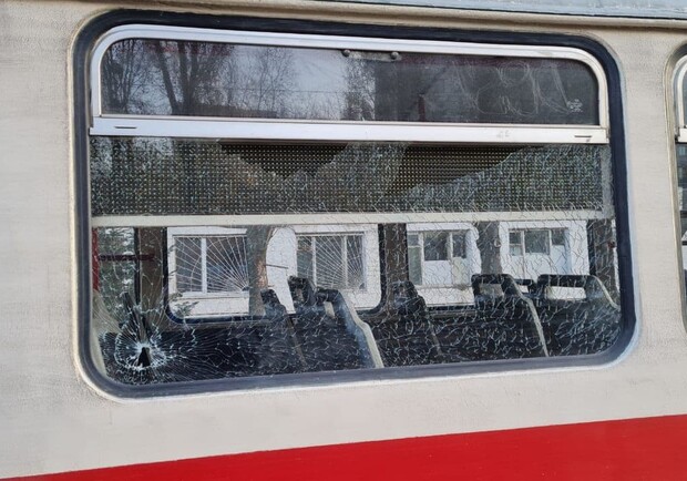 В Днепре подростки разбили окно в трамвае / фото: Владимир Сусленков