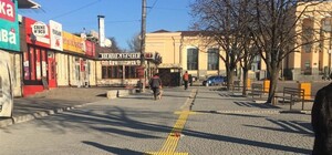 Тактильная плитка и скамейки: на площади Привокзальной кипит ремонт