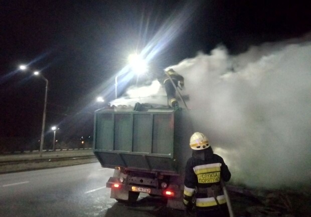 В Днепре горел мусоровоз на мосту / фото: ГСЧС