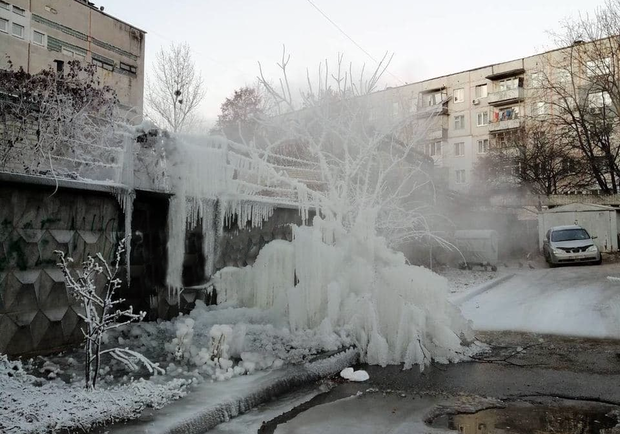 В Харькове из-за прорыва трубы появился ледовый фонтан. Фото: Типичный Харьков