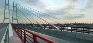 Ждали этого 16 лет: на запорожском мосту укладывают асфальт