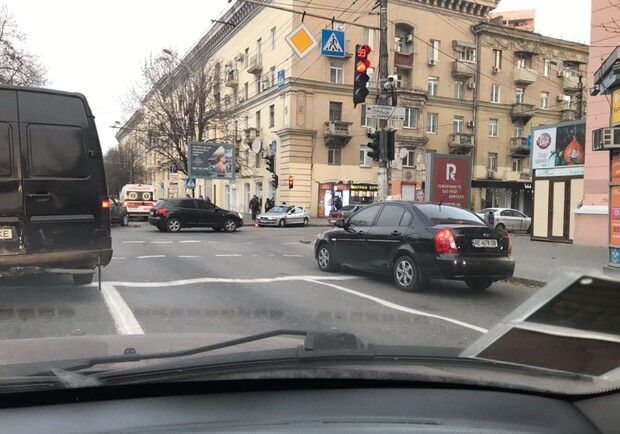 Жесткое ДТП на проспекте Яворницкого / фото: tg ДТП.Пробки