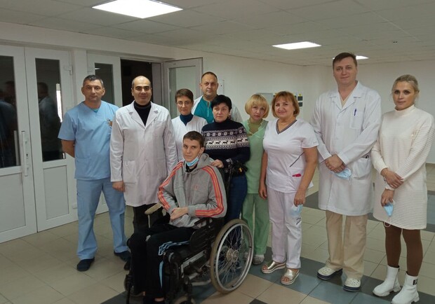 В Днепре выписали из больницы парня, получившего серьезные травмы в ДТП / фото: Дніпропетровська обласна дитяча лікарня
