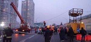 Не повезло: сколько машин пострадало из-за падения фонарей на Шулявском мосту