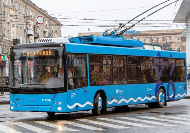 В Днепре пассажиры толкали троллейбус / фото: мэрия