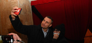 Фанатка умоляла Кличко сделать с ней селфи на похоронах Кернеса - видео