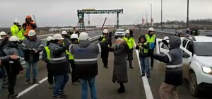 В честь открытия: турецкие рабочие станцевали на проезжей части нового моста (видео)