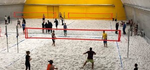 Поиграешь: в Киеве открыли крытую площадку для пляжного волейбола