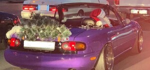 Свято наближається: по Запорожью катался Санта на кабриолете с елкой (видео)