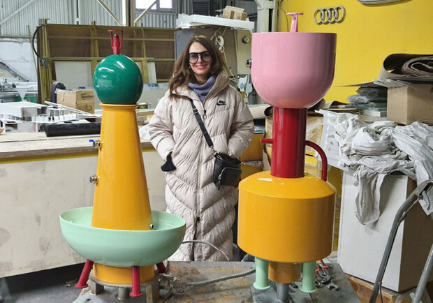Екатерина Кузнецова рядом с "конфетными" фонтанами для питьевой воды - фото: gorod.dp.ua