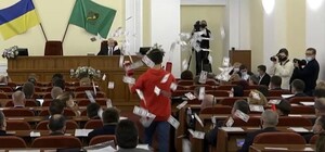 «Сорит не пойми чем!»: в харьковском горсовете парень стрелял деньгами