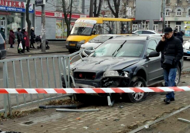 На проспекте Поля автомобиль влетел в остановку / фото: "Наше Мисто"