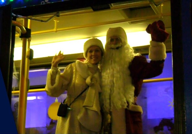 Пассажиров трамвая №1 поздравили Дед Мороз и Снегурочка - фото: ДнепрТВ