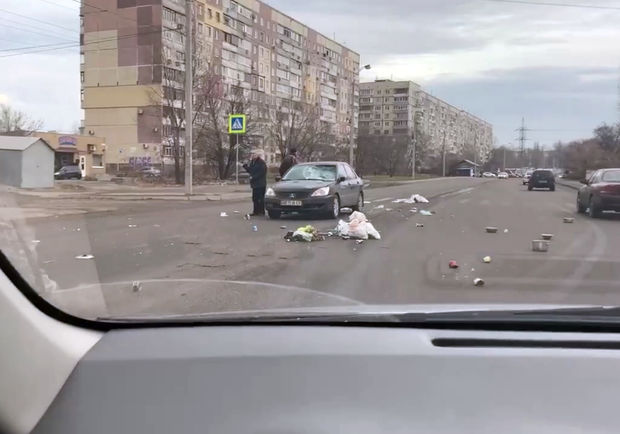 В Днепре на машину упала "вонючая бомба" - фото: ХД