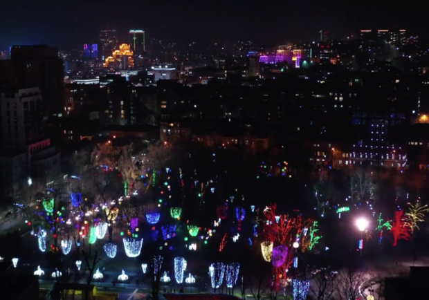 Весь в огоньках: как выглядит праздничный Днепр с высоты (видео) - фото fb Алексей Владмирович