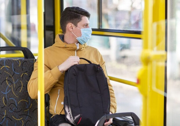 В мэрии пообещали, что харьковчанам будут выдавать маски в транспорте. Фото: medium.com