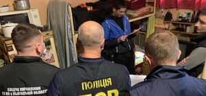Перекидали через паркан: у Львові викрили схему постачання наркотиків до виправних колоній