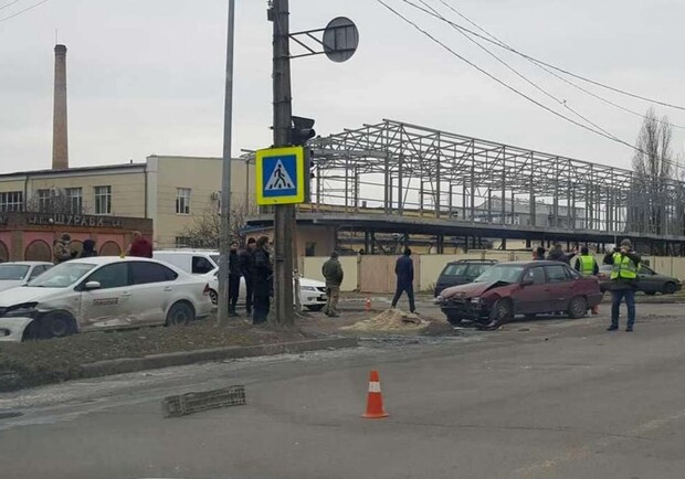 Ребенок умер: в Новомосковске машина вылетела на тротуар, где стояли мама с 2-летней дочкой - фото: novomoskovsk-rada.dp.gov.ua
