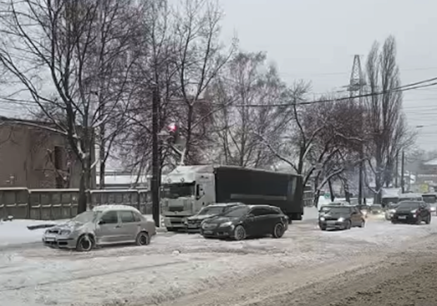 Днепр засыпало снегом: какая ситуация на дорогах (обновляется) - фото: Tg-канал "ДТП Пробки Днепр"