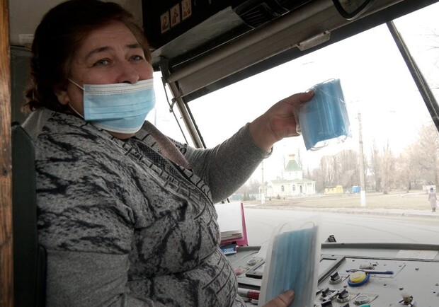 Кому в Харькове выдают маски в транспорте. Фото: suspilne.media