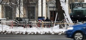 На Демеевке возле Дома культуры вывесили два флага ДНР: кто это сделал и зачем