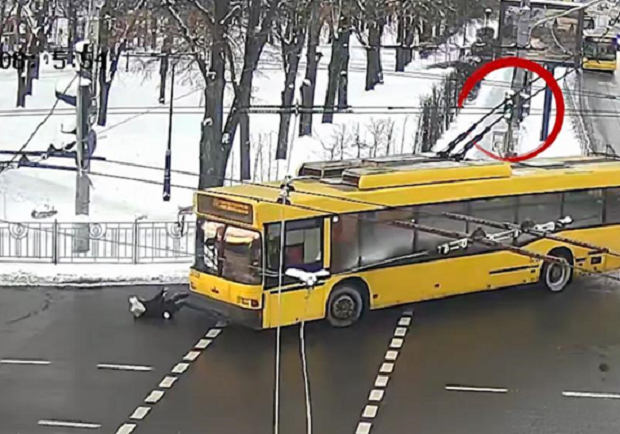 На Соломенеке троллейбус сбил женщину прямо на пешеходном переходе. Фото: скриншот видео Патрульной полиции Киева. 