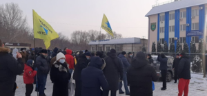 Против штрафов: в Харькове владельцы автомобилей с еврономерами пикетируют патрульную полицию