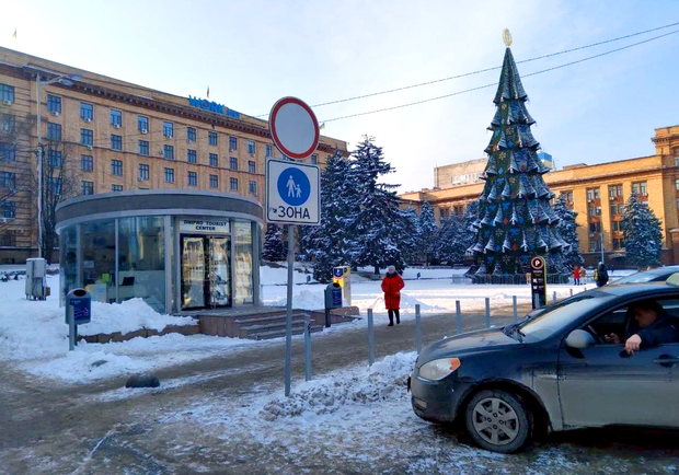 В центре Днепра автомобиль BMW ездил по пешеходной зоне - фото: Днепр Сейчас