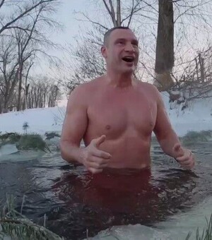 Подсмотрено в Instagram: как киевляне на Крещение ныряли в проруби