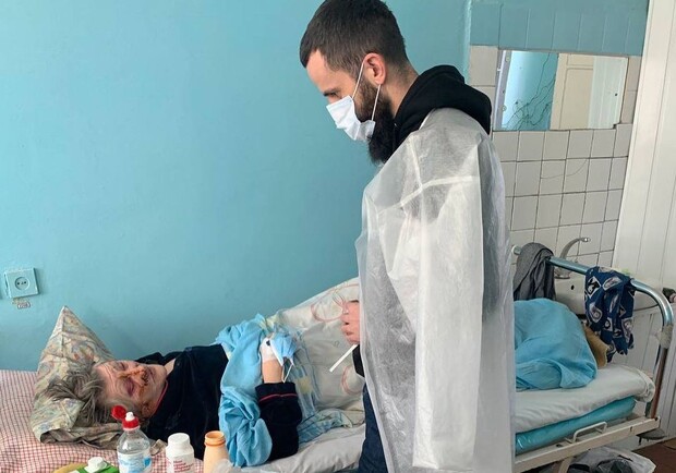 Блогер Радион Днепровский навестил пострадавшую бабушку в больнице / фото: radik_pravoqator