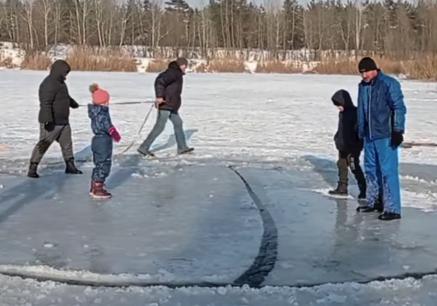 Опасненько: днепряне сделали ледовую карусель посреди озера (видео) - фото fb Игорь Кочет