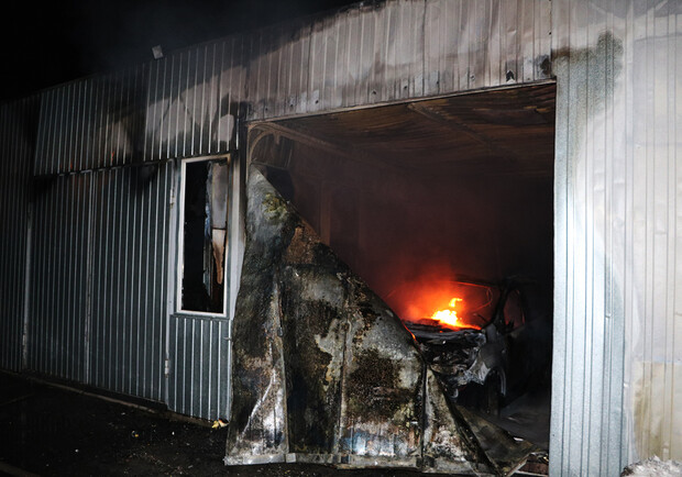 Не ваша ли: в Днепре на СТО сгорели четыре машины (фото, видео) - фото ГСЧС