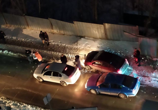 На запрещенном Крестьянском спуске автомобиль сбил пешехода - фото: ХД