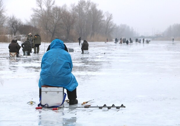 Рыбаки на Фрунзенском канале - фото: dp.dsns.gov.ua