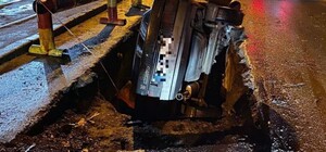 На Молдаванке автомобиль упал в яму теплотрассы: как это произошло 